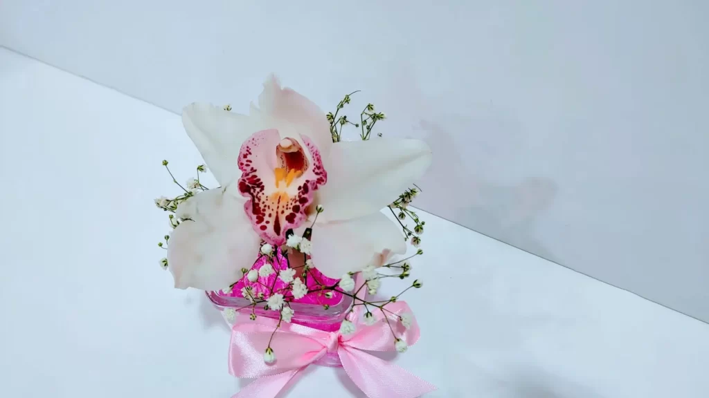 Ανθοσύνθεση ορχιδέας σε γυάλινο κύβο με ροζ τζελ