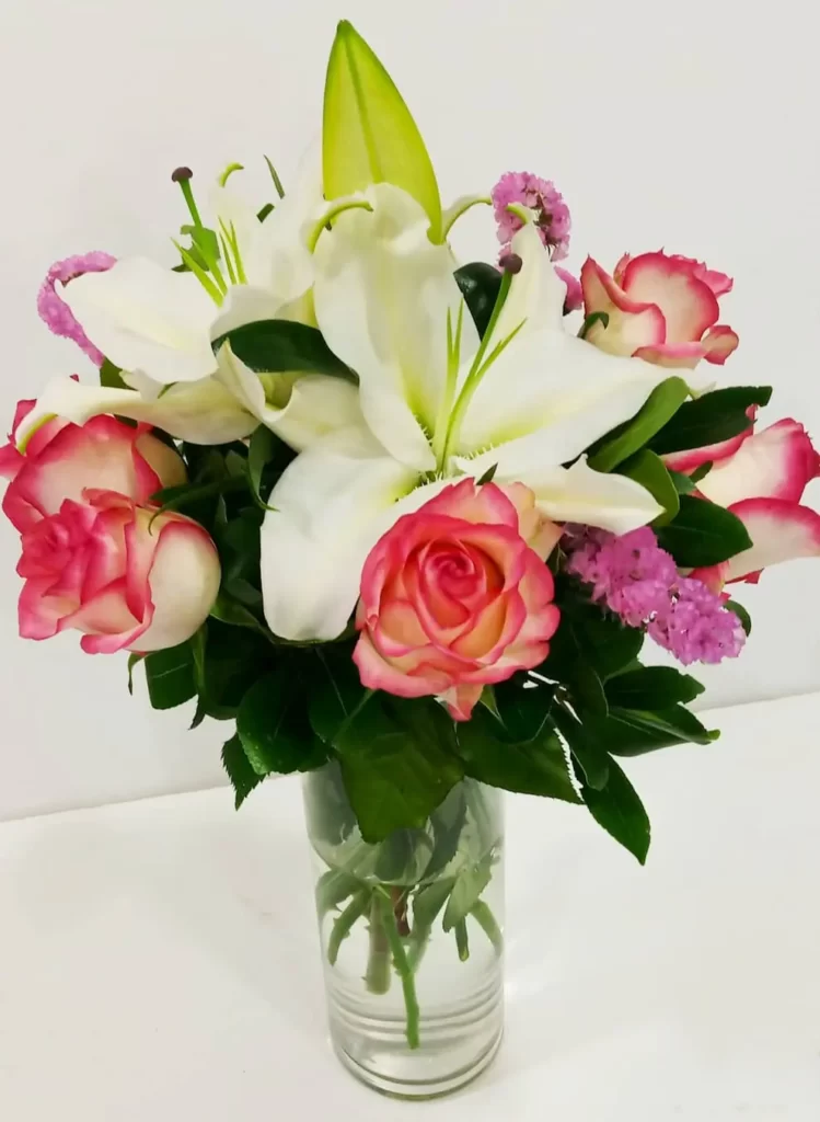 1 Μπουκέτο με τριαντάφυλλα και λίλιουμ
