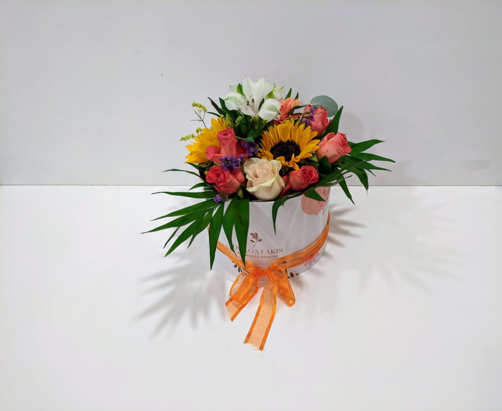 Ανθοσύνθεση σε λευκή καπελιέρα