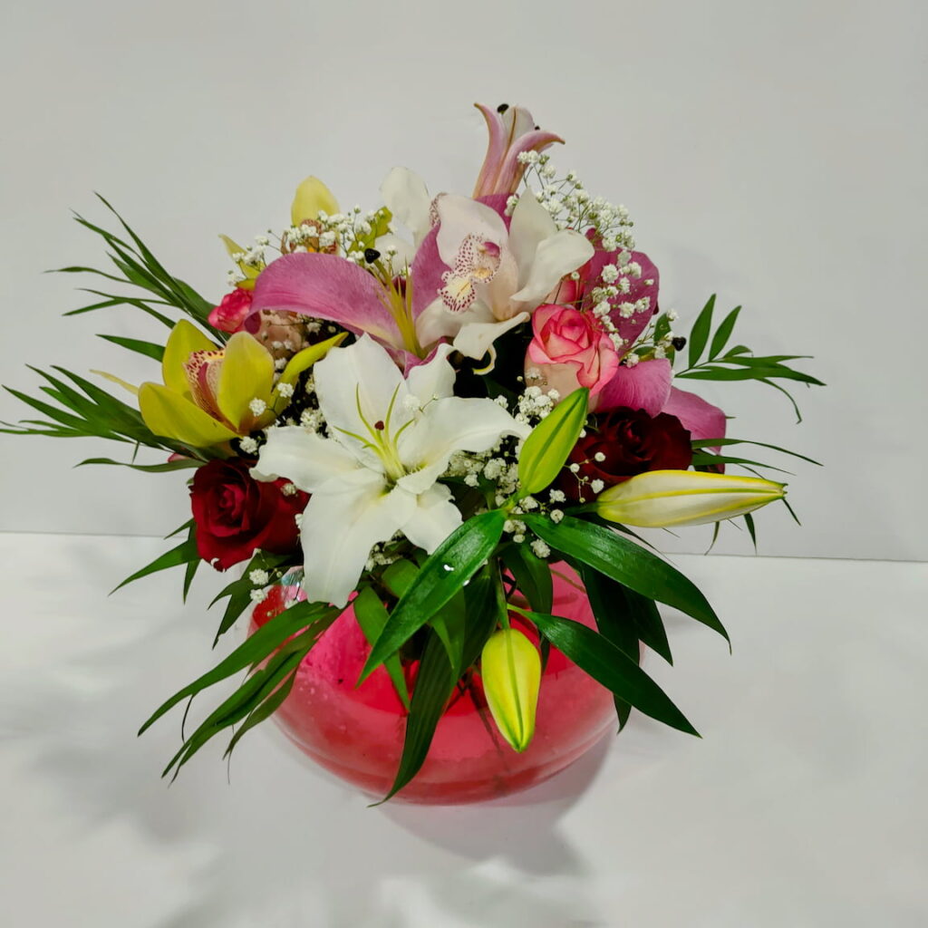 Ανθοσύνθεση σε μεγάλη στρογγυλή γυάλα με κόκκινο τζελ